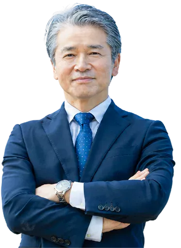 腕を組む経営者の写真